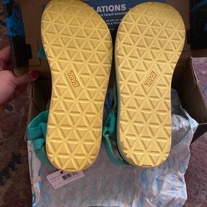 NWOT Size 8 Women’s TEVAS!